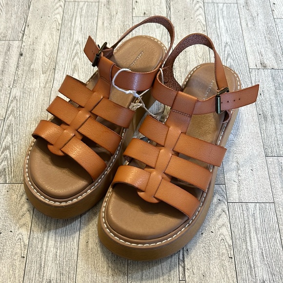 American Eagle Outfitters Shoes - *closet clean out* American Eagle Sandals size 8